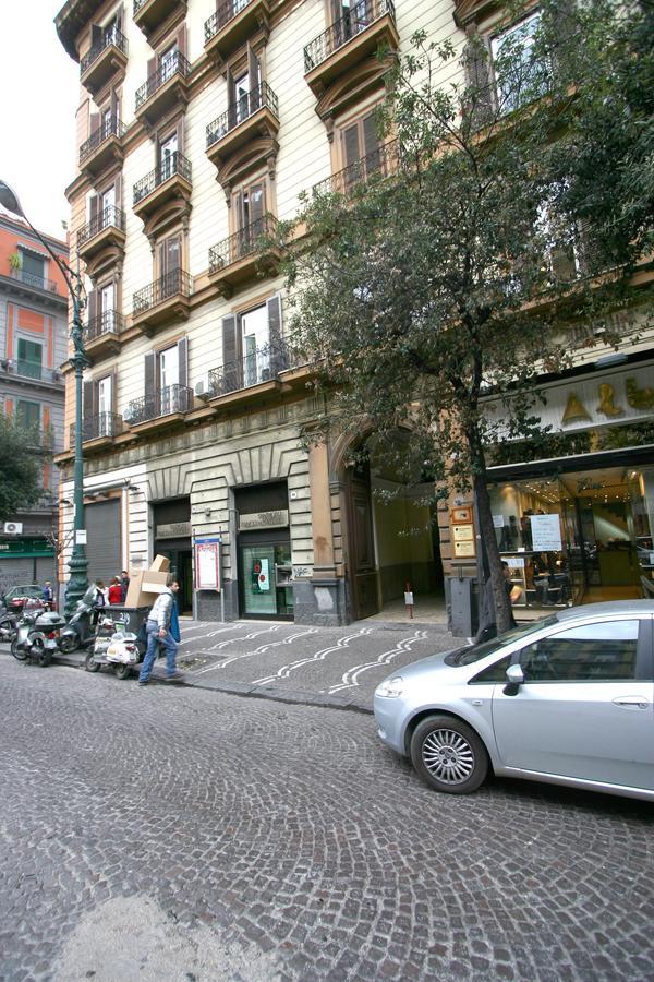Al Centro E Meglio B&B Naples Luaran gambar